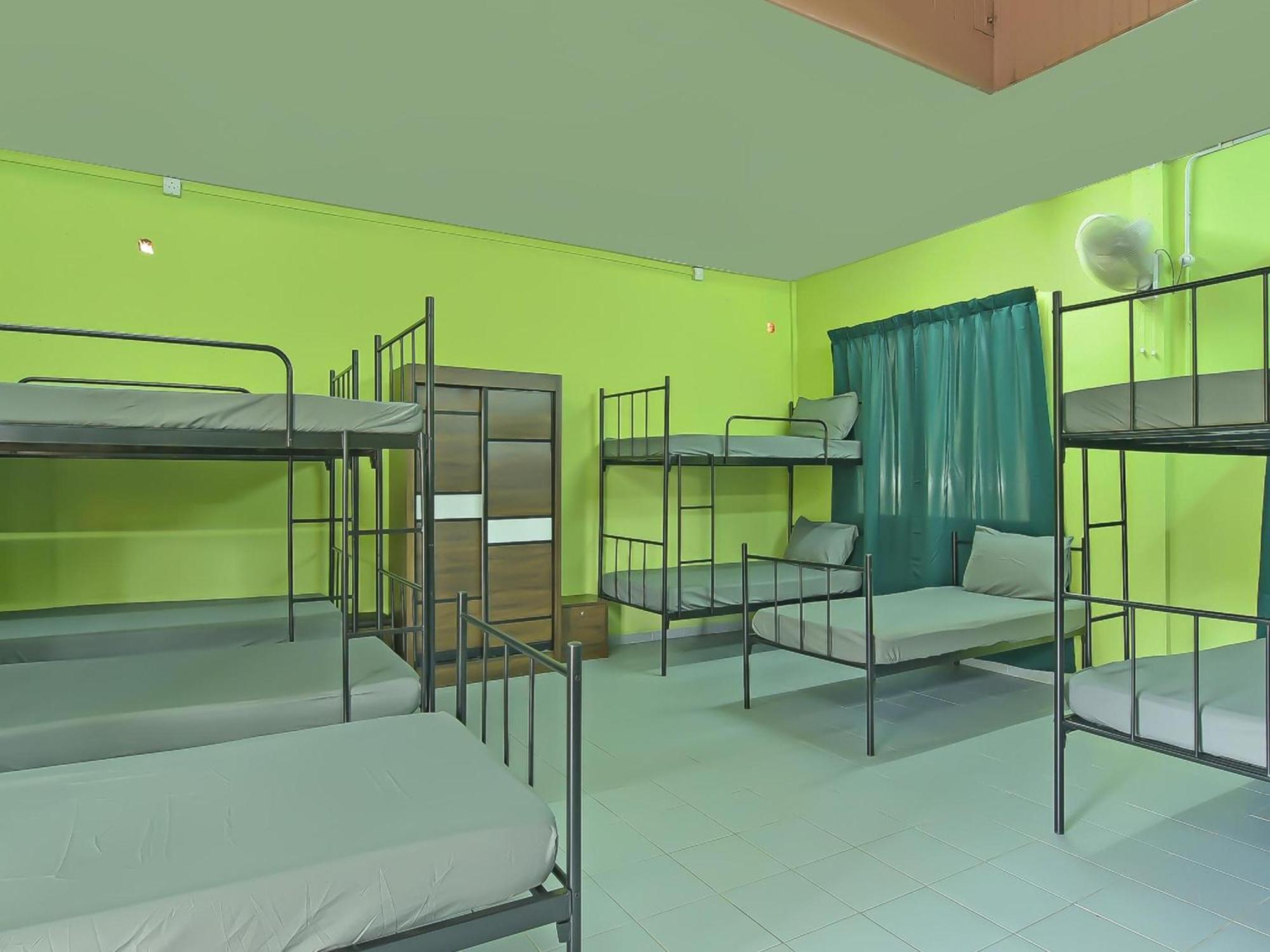 Oyo 90744 Bari Indah Beach Resort Куала-Тренгану Экстерьер фото