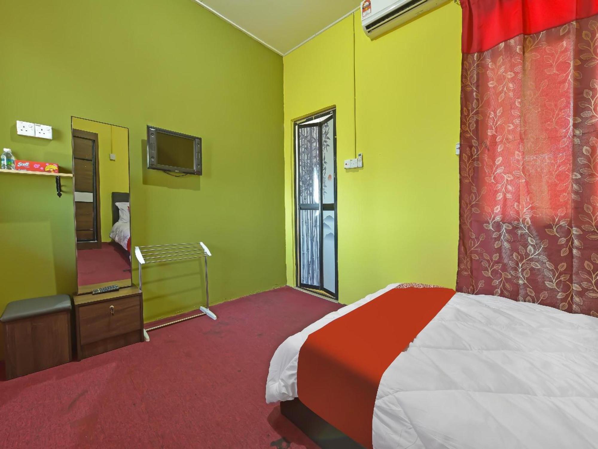 Oyo 90744 Bari Indah Beach Resort Куала-Тренгану Экстерьер фото