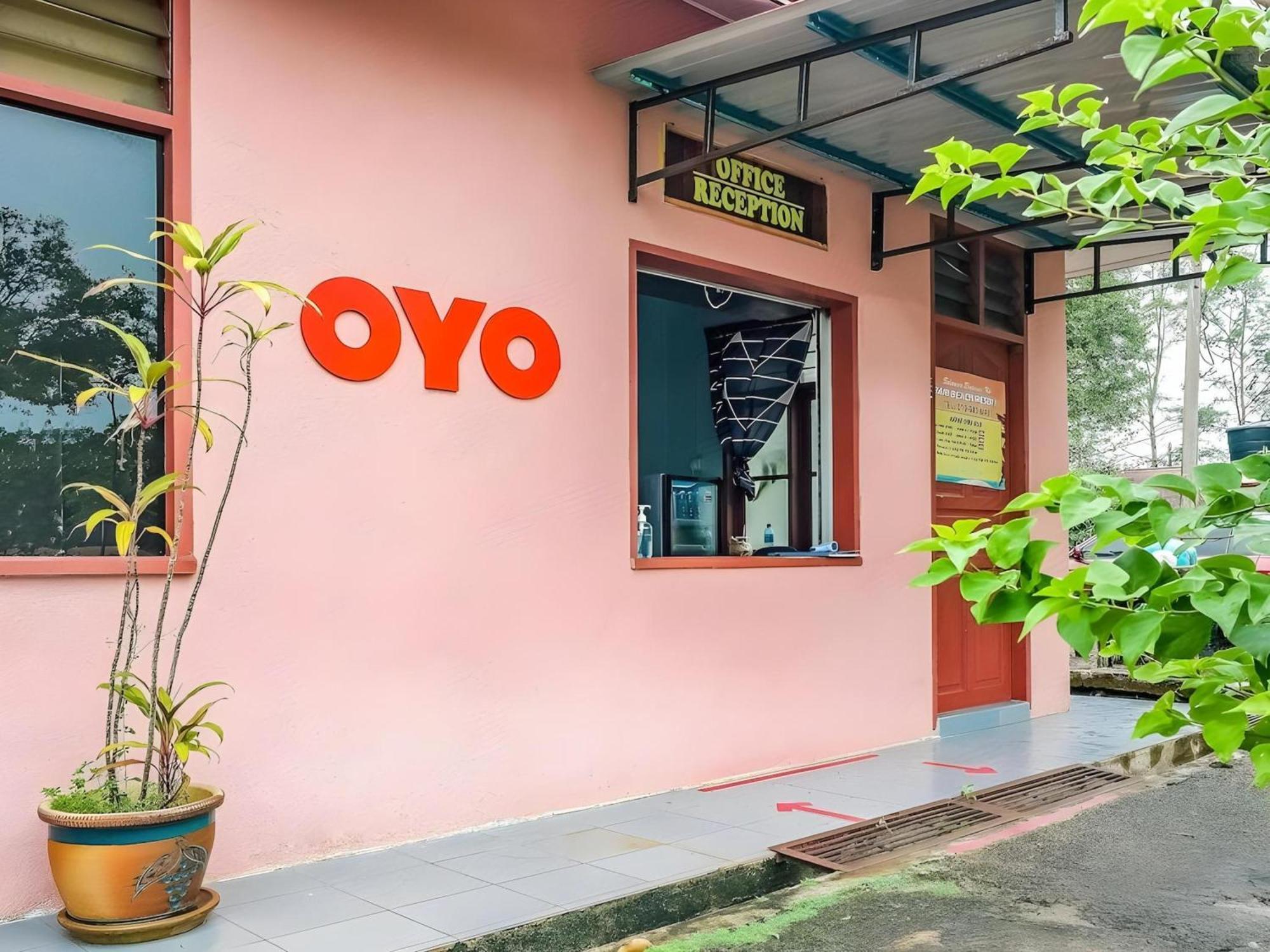 Oyo 90744 Bari Indah Beach Resort Куала-Тренгану Экстерьер фото