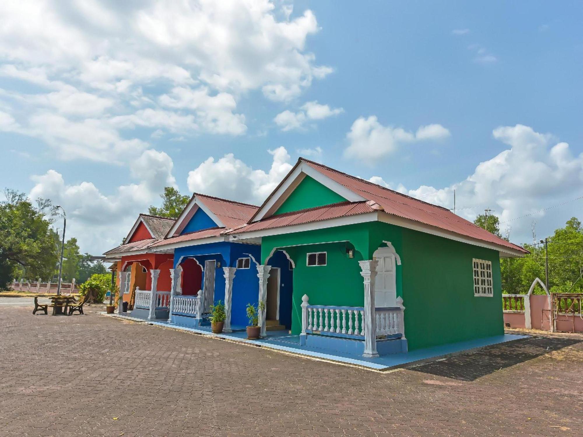 Oyo 90744 Bari Indah Beach Resort Куала-Тренгану Экстерьер фото